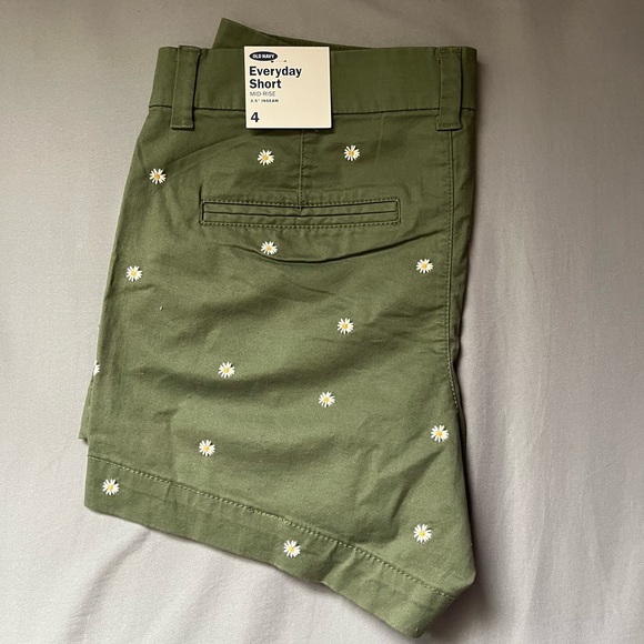 Old Navy Pants - Women’s shorts (size 4)